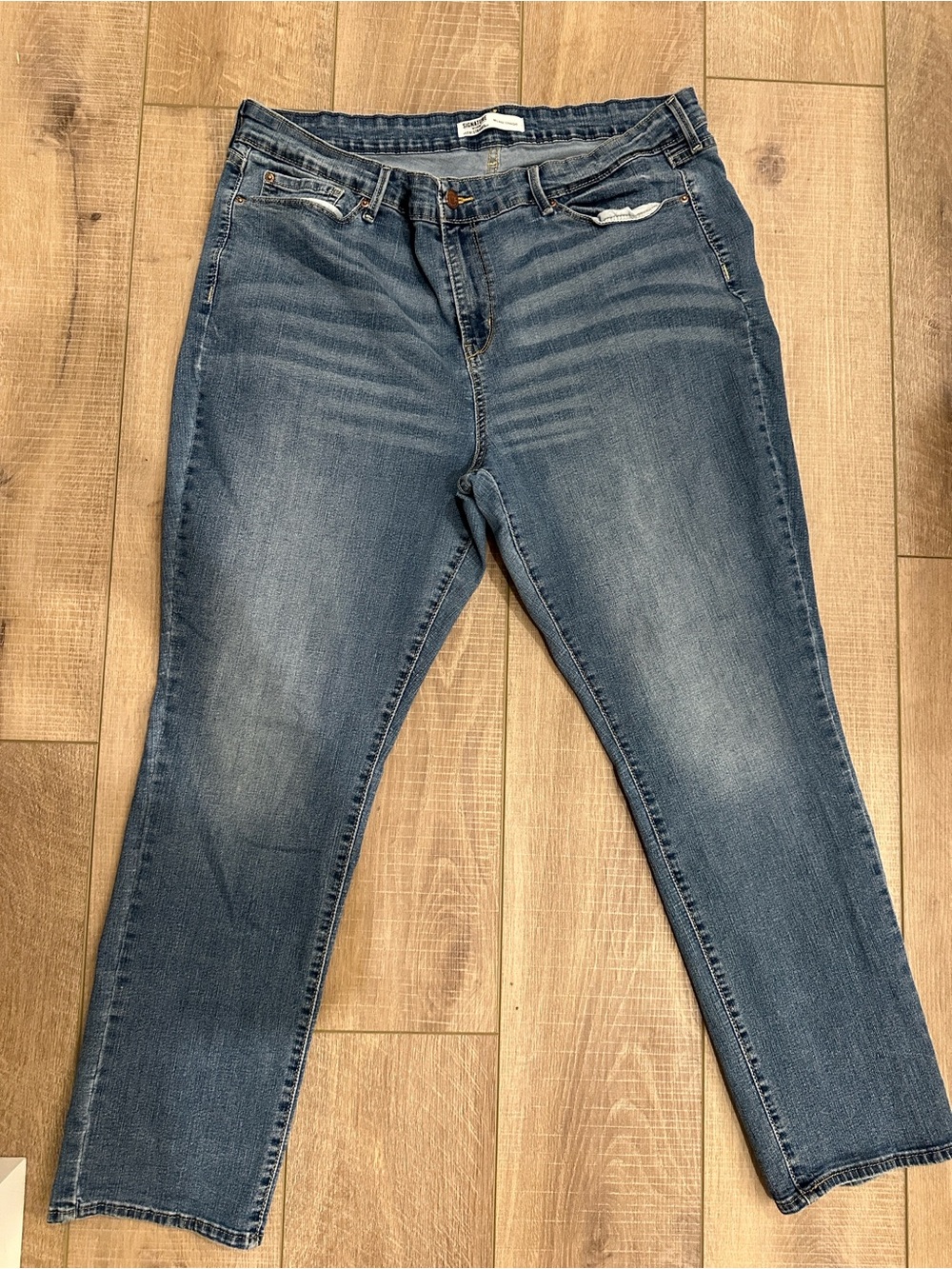 Signature by Levi Strauss Women's Straight-Leg Jeans in Light Blue Wash